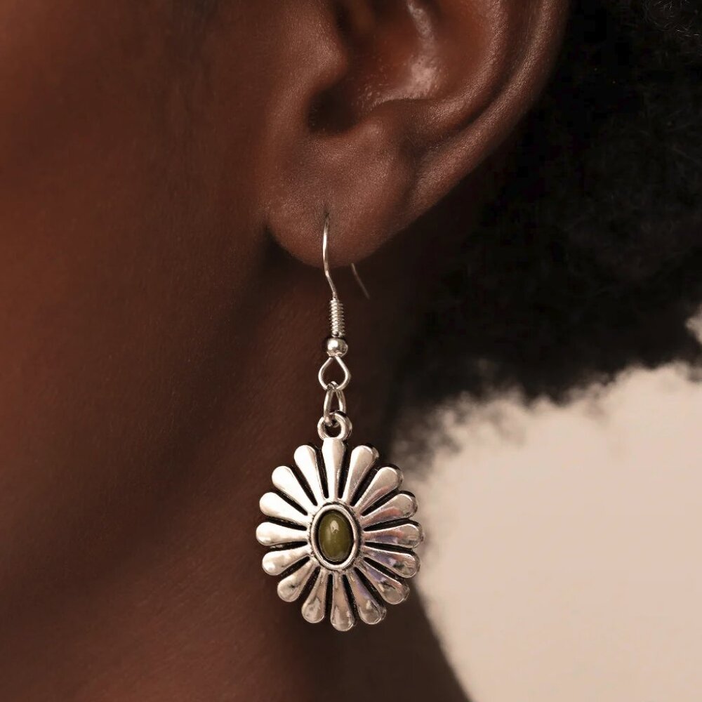Paparazzi Jewelry Accessories - Delectably Daisy - Green Earrings - Vintage